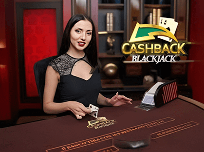  "Cashback Blackjack" Женщина-дилер, одетая в черное платье, раздает карты на столе с роскошной обстановкой