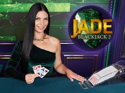  "Jade Blackjack 2" женщина-дилер улыбается и держит две карты, логотип игры виден на столе.